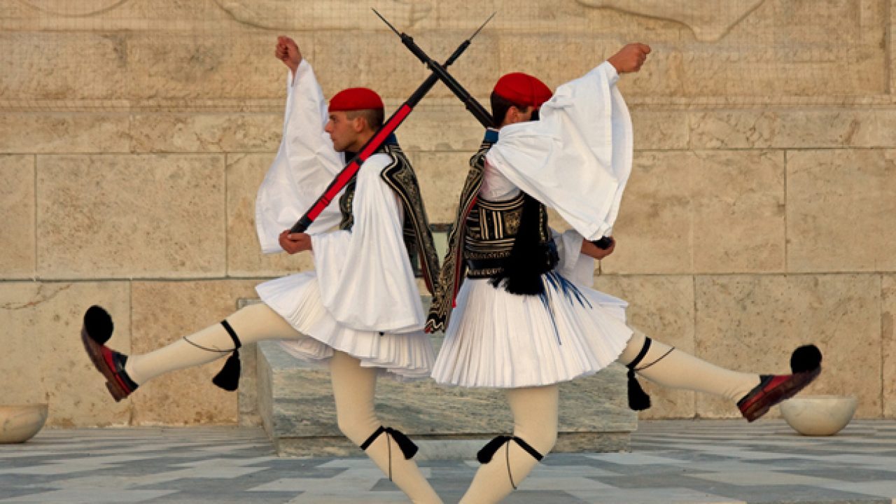 Τι συμβολίζει η Ελληνική Στολή του Εύζωνα; – Κατερίνα Τσεμπερλίδου