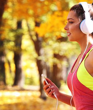 4 καλοί λόγοι για να ακούς μουσική όταν γυμνάζεσαι.